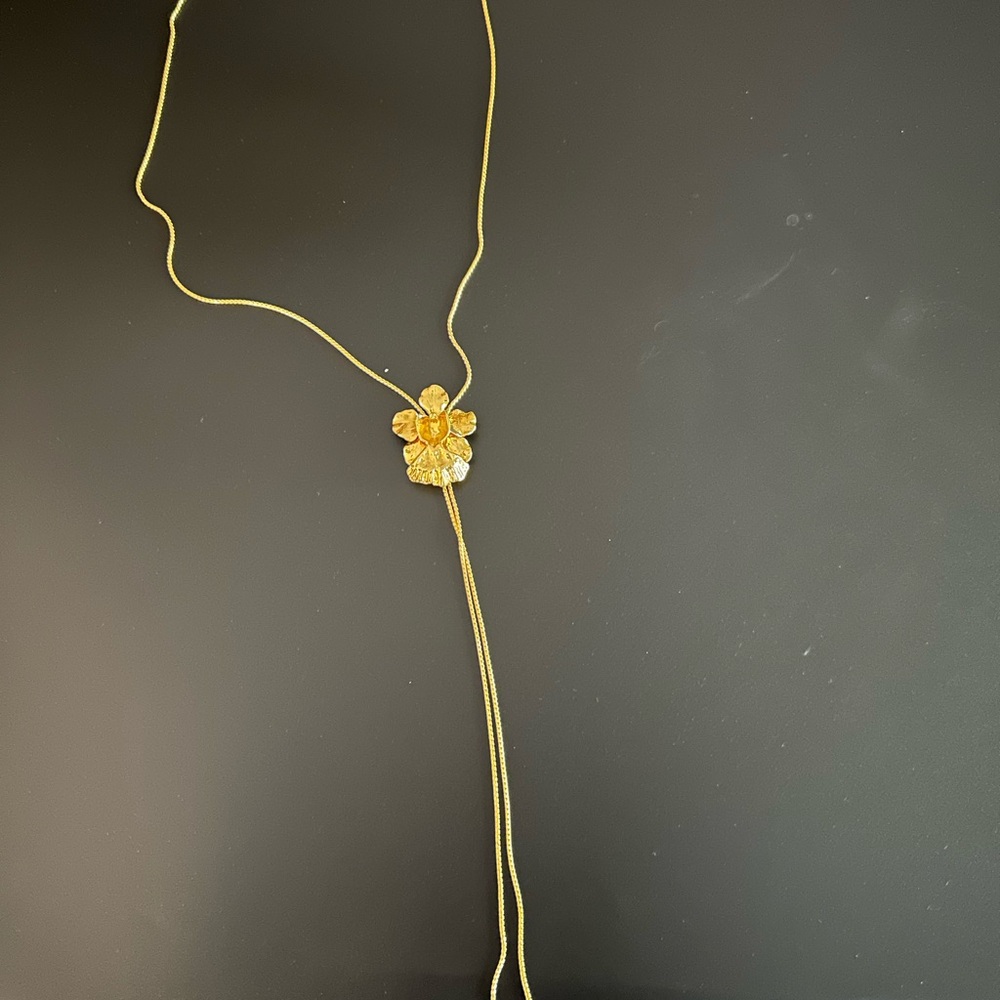 Elegant Gold Floral Pendant Necklace